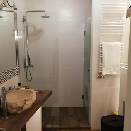 White And Bright Riverside View Flat With Parking, Bike Access, And Onsite Gym * Cracovie