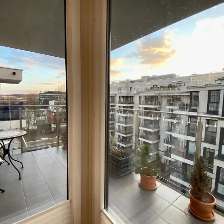 Lejlighed White And Bright Riverside View Flat With Parking, Bike Access, And Onsite Gym