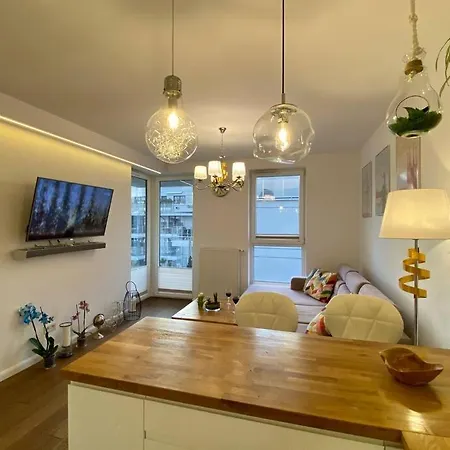 White And Bright Riverside View Flat With Parking, Bike Access, And Onsite Gym Appartement Cracovie