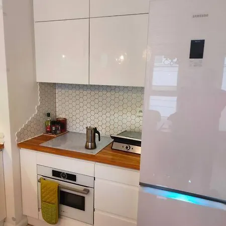 White And Bright Riverside View Flat With Parking, Bike Access, And Onsite Gym Lejlighed *