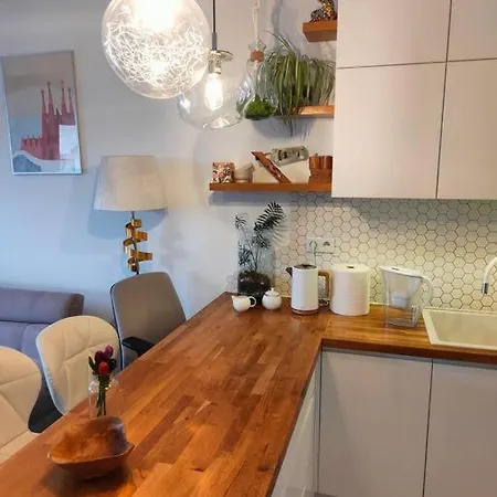 White And Bright Riverside View Flat With Parking, Bike Access, And Onsite Gym Lejlighed *