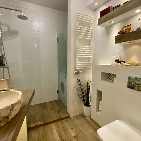 White And Bright Riverside View Flat With Parking, Bike Access, And Onsite Gym Kraków