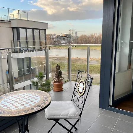 Lejlighed White And Bright Riverside View Flat With Parking, Bike Access, And Onsite Gym