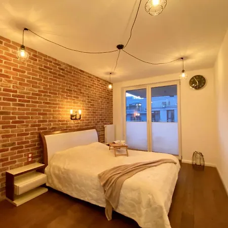 White And Bright With Riverside View And Parking 克拉科夫
