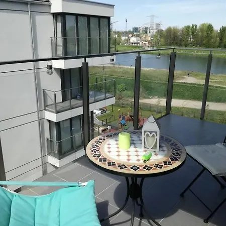 White And Bright With Riverside View And Parking 公寓