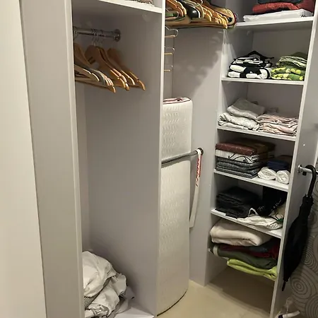 Lejlighed White And Bright Riverside View Flat With Parking, Bike Access, And Onsite Gym Kraków