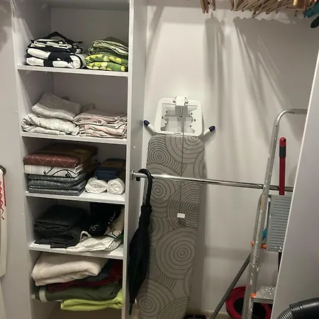 Lejlighed White And Bright Riverside View Flat With Parking, Bike Access, And Onsite Gym