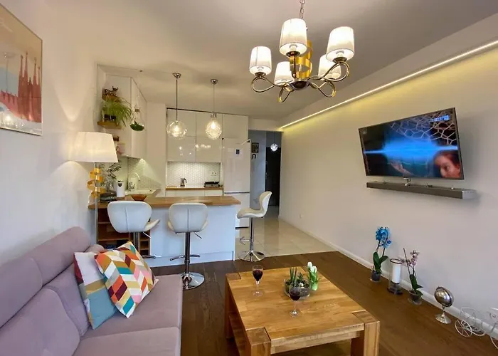 White And Bright Riverside View Flat With Parking, Bike Access, And Onsite Gym * Cracovie